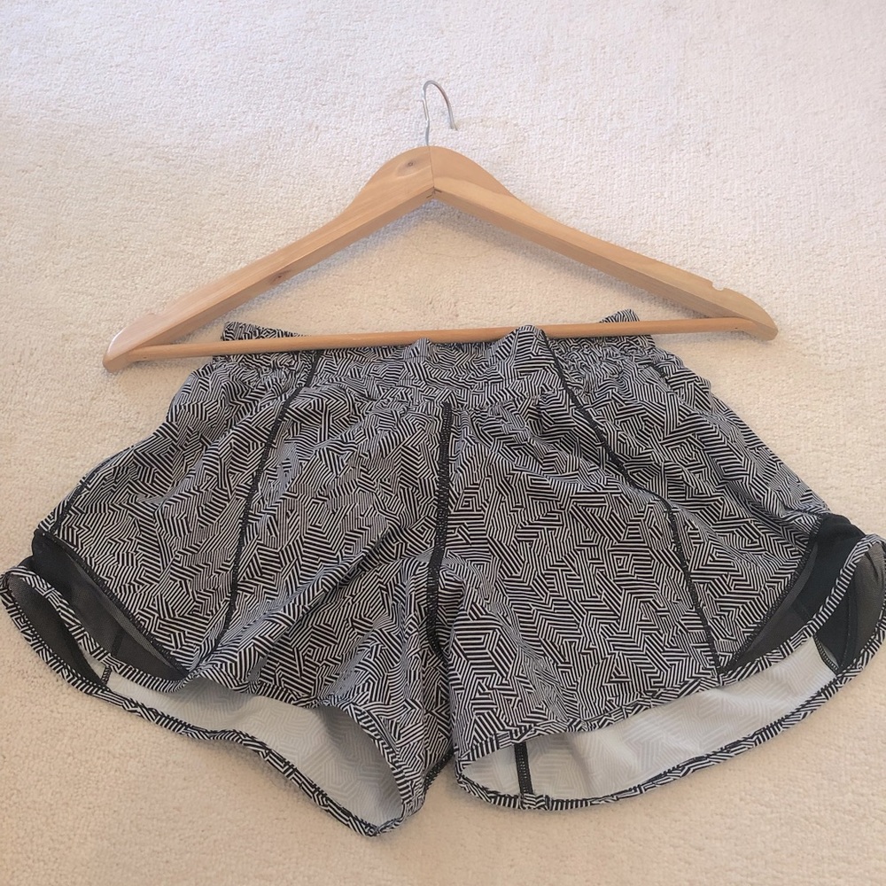 Lululemon Seawheeze shorts 4” hotty hot shorts